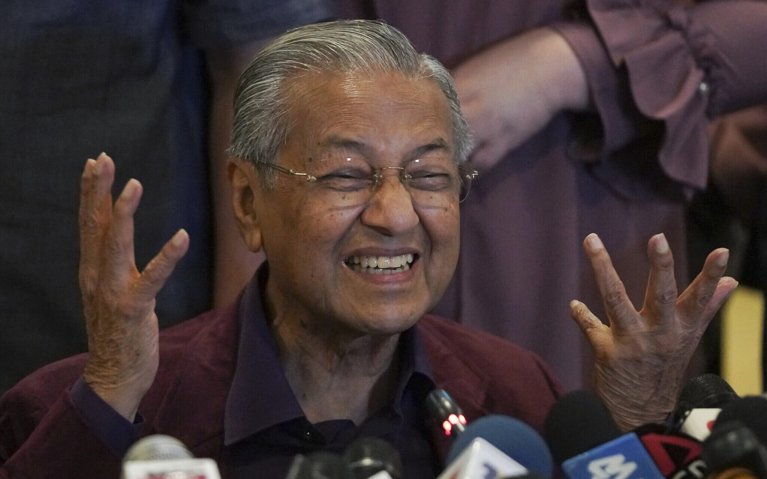 malaysia-a-ex-pm-says-that-muslims-have-right-to-kill-french-people